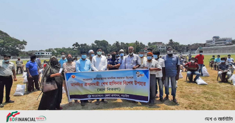 নড়াইলে মে দিবস উপলক্ষে প্রধানমন্ত্রীর বিশেষ উপহার বিতরণ
