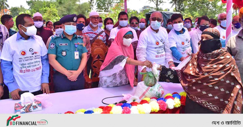 প্রধানমন্ত্রীর খাদ্য সহায়তায় মুরগীর মাংস যোগ করে বিতরণ করলো খুলনা জেলা প্রশাসন