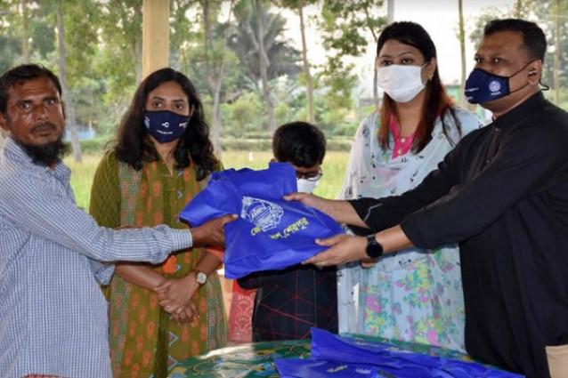 নালিতাবাড়ীর সোহাগপুরের বিধবারা পেলেন পুলিশের ঈদ উপহার