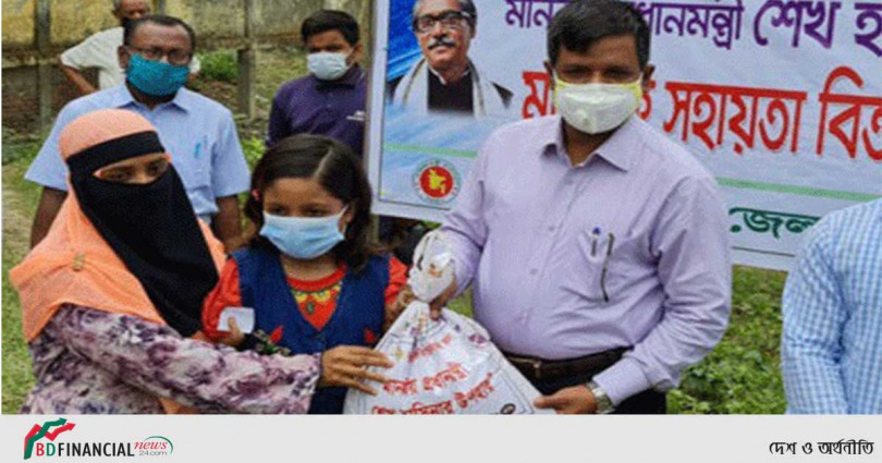 নাটোরে প্রতিবন্ধী শিশুদের মাঝে মানবিক সহায়তা বিতরণ