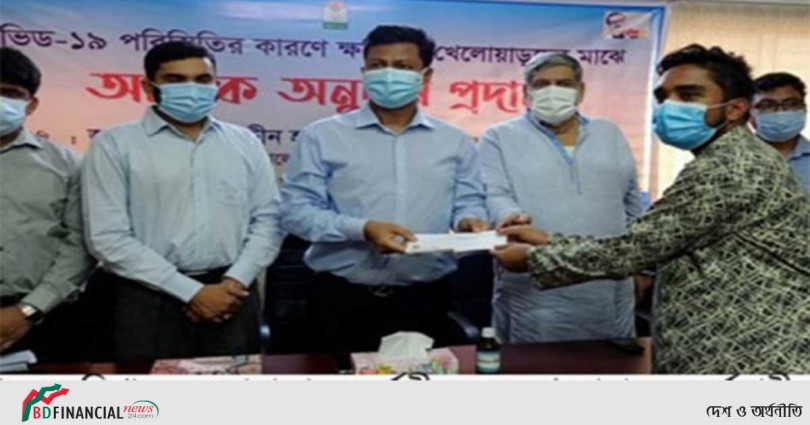 কুষ্টিয়ায় প্রধানমন্ত্রীর করোনাকালিন ত্রাণ পেলেন অসচ্ছল লালন শিল্পীরা