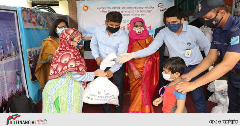 শিক্ষার্থীদের অসহায় পরিবারের মাঝে প্রধানমন্ত্রীর উপহার বিতরণ করলেন ঢাকার জেলা প্রশাসক