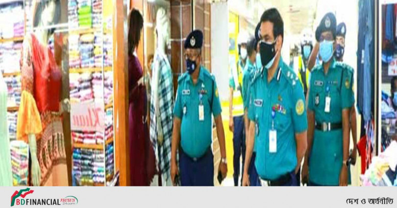 মার্কেটে গিয়ে সবাইকে স্বাস্থ্যবিধি মানতে বললেন আরএমপি কমিশনার