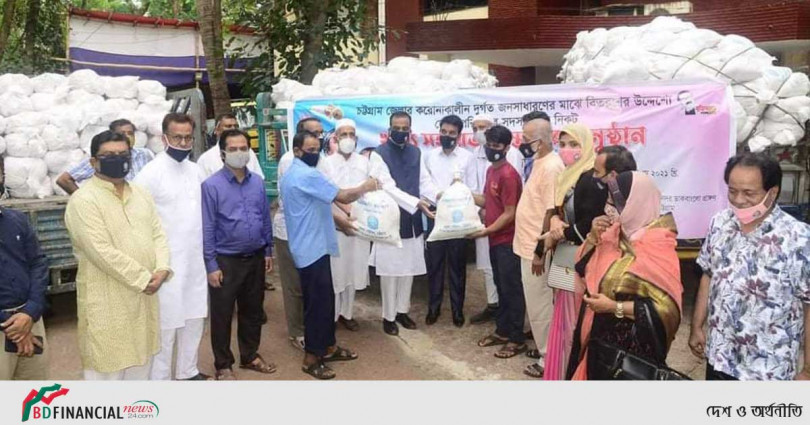 লকডাউনে ক্ষতিগ্রস্ত চট্টগ্রাম জেলার ১২ হাজার কর্মহীন-হতদরিদ্র পরিবারকে খাদ্য সহায়তা দিয়েছে চট্টগ্রাম জেলা পরিষদ