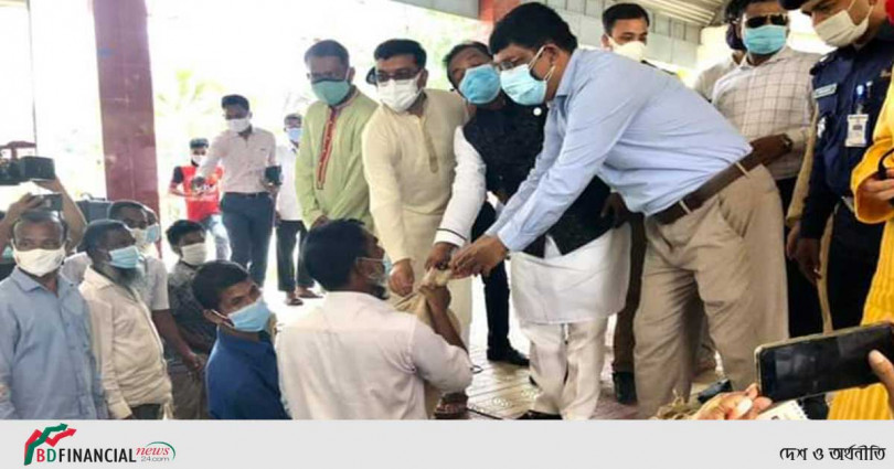 ময়মনসিংহে প্রধানমন্ত্রীর উপহার সামগ্রী বিতরণ