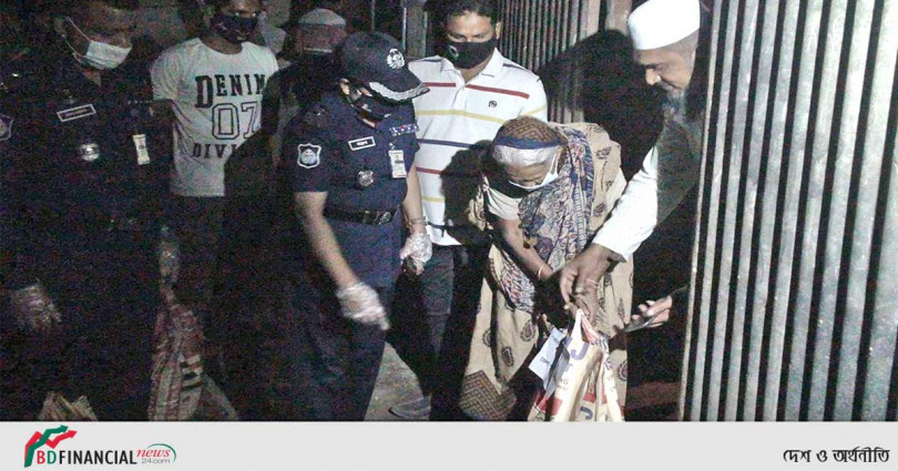 গোপালগঞ্জে বাড়ি বাড়ি গিয়ে খাদ্য সহায়তা দিলেন পুলিশ সুপার
