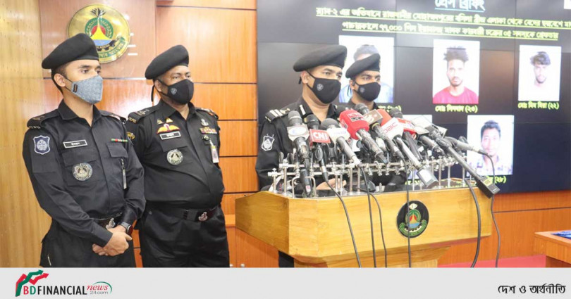 বেদের বেশে কড়ি তাবিজের আড়ালে ইয়াবা নিয়ে ঢাকায়