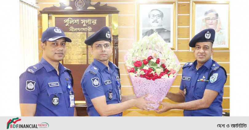 সদ্য পদোন্নতিপ্রাপ্ত কর্মকর্তাদের ফুলেল শুভেচ্ছা জানালেন নীলফামারীর পুলিশ সুপার
