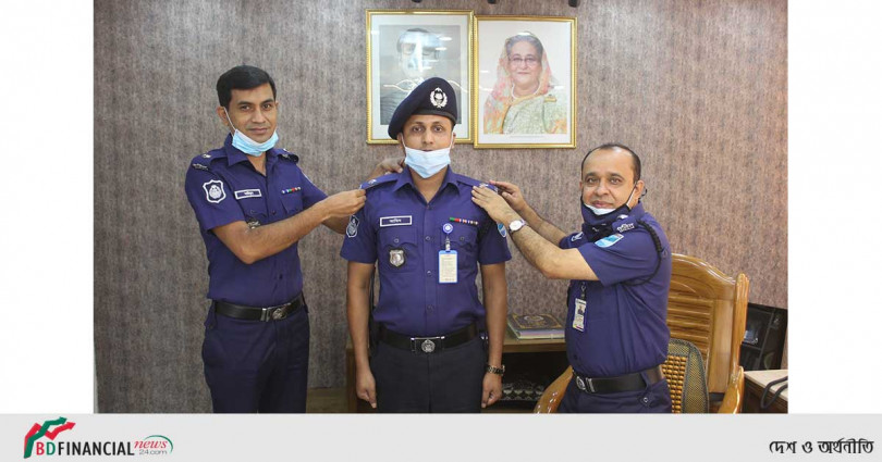 পদোন্নতিপ্রাপ্ত সহকর্মীকে র‍্যাংক ব্যাজ পরিয়ে দিলেন শরীয়তপুর পুলিশ সুপার