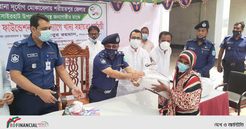 উত্তরণ ফাউন্ডেশনের পক্ষ থেকে শরীয়তপুর গোসাইরহাটে দুঃস্থ জনগোষ্ঠীর মাঝে খাদ্য সহায়তা প্রদান করলেন পুলিশ সুপার