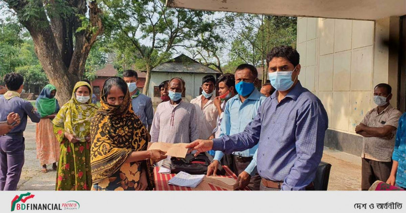 হোটেল শ্রমিকদের সহায়তা দিলো রংপুর জেলা প্রশাসন