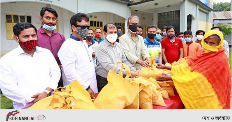 বগুড়ায় অসহায় মানুষের মাঝে ইফতার সামগ্রী বিতরণ
