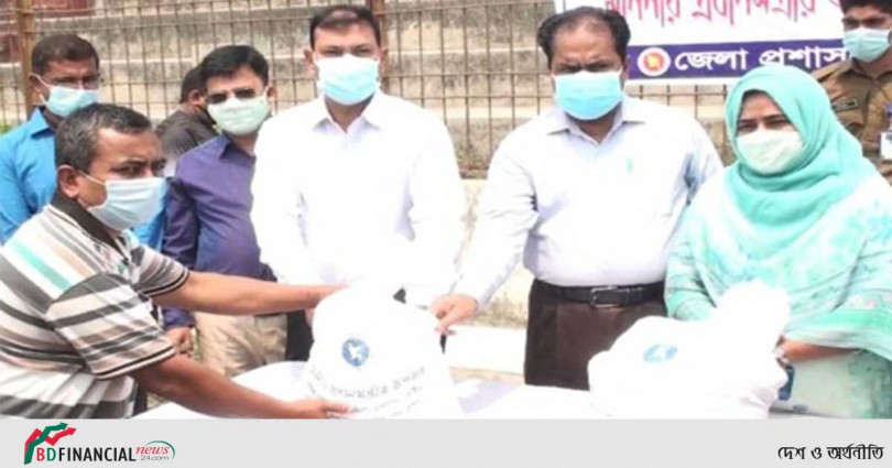 কুষ্টিয়ায় প্রধানমন্ত্রীর করোনাকালীন ত্রাণ পেলেন পরিবহন শ্রমিকরা