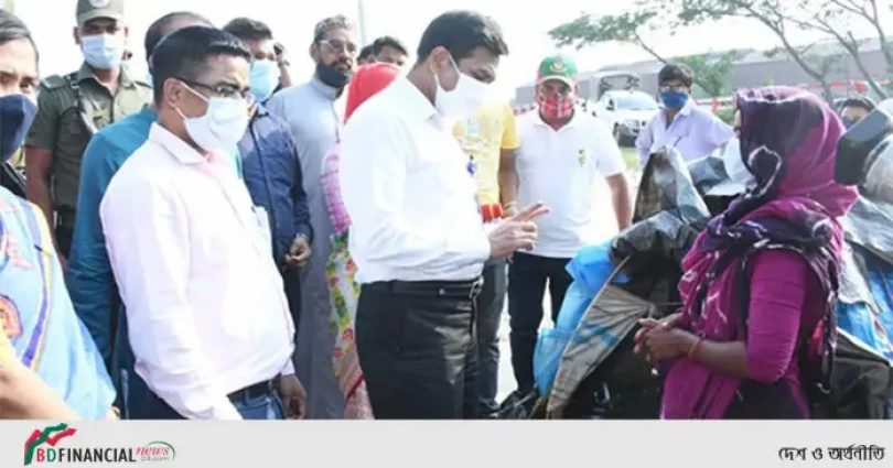 নারায়ণগঞ্জে বেদে পল্লীতে ত্রাণ বিতরণ করলেন জেলা প্রশাসক