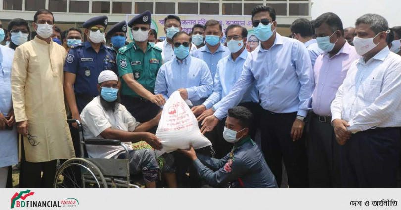 বরিশালে প্রধানমন্ত্রীর শুভেচ্ছা উপহার সামগ্রী বিতরণ