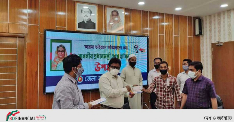বগুড়ায় প্রধানমন্ত্রীর উপহার পৌছে দিলো বগুড়া জেলা প্রশাসন