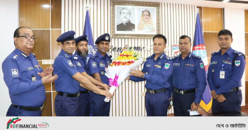 র‌্যাংক ব্যাজ পরানো হলে খুলনা রেঞ্জের পদোন্নতিপ্রাপ্ত পুলিশ কর্মকর্তাদের