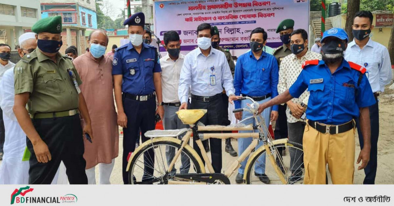 গ্রাম পুলিশদের বাইসাইকেল ও নতুন পোশাক বিতরণ করলেন নারায়ণগঞ্জের জেলা প্রশাসক