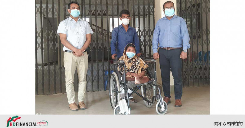 প্রতিবন্ধী নারীকে হুইল চেয়ার উপহার দিলেন দিনাজপুরের জেলা প্রশাসক