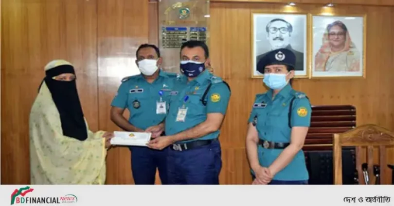 করোনাযুদ্ধে শহীদ দুই ‍পুলিশ সদস্যের পরিবারকে আর্থিক অনুদান দিয়েছে ডিএমপি