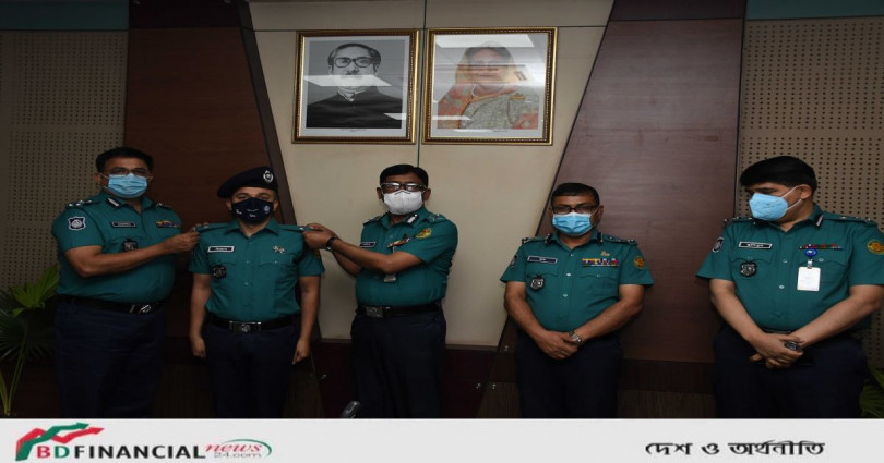 পদোন্নতিপ্রাপ্ত কর্মকর্তাদের র‍্যাংকব্যাজ পরিয়ে দিলেন ডিএমপি কমিশনার