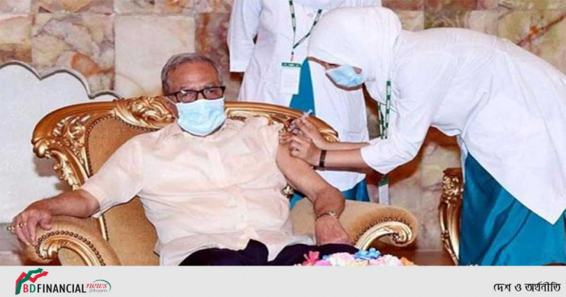 করোনা টিকার দ্বিতীয় ডোজ নিলেন রাষ্ট্রপতি