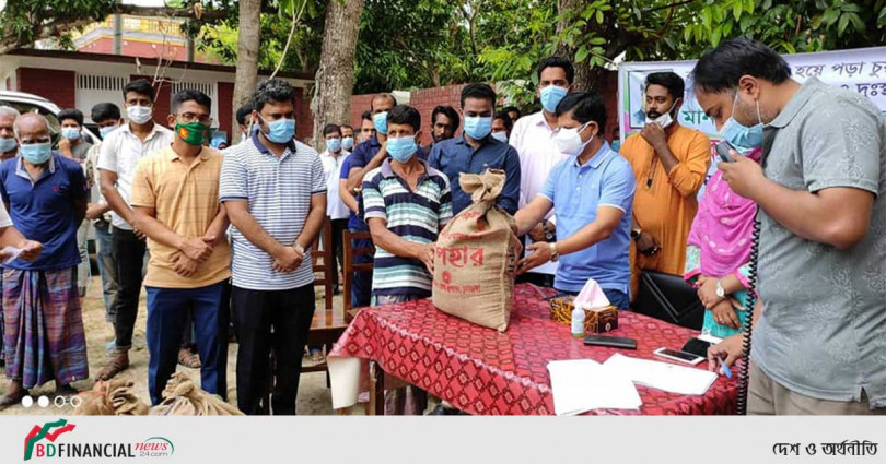 কর্মহীন আরও ২৬০ জনকে প্রধানমন্ত্রীর উপহার পৌছে দিলো চুয়াডাঙ্গার জেলা প্রশাসন