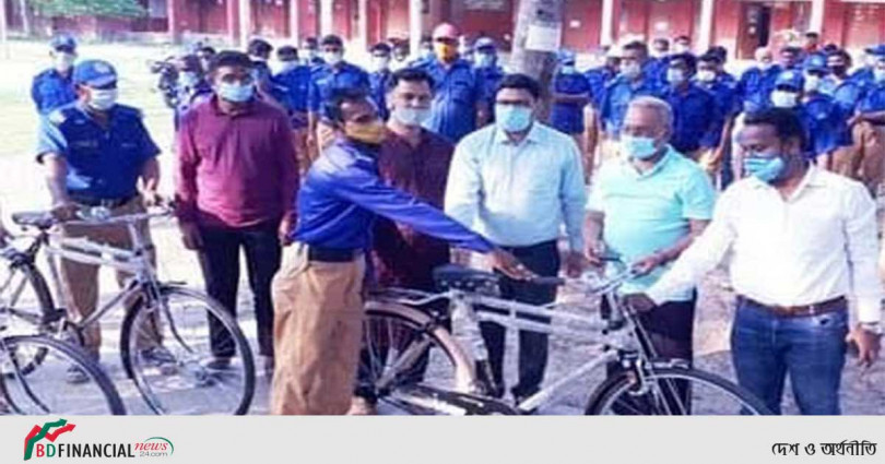 দ্রুত জনসেবার জন্য ফরিদপুরের বোয়ালমারীতে গ্রাম পুলিশের মাঝে সাইকেল ও পোশাক বিতরণ