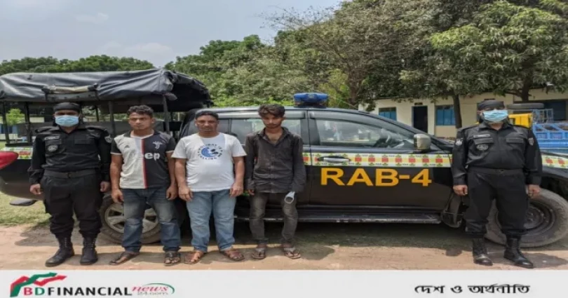 ২০ কেজি গাঁজাসহ ৩ মাদক কারবারিকে গ্রেফতার করেছে র‍্যাব-৪