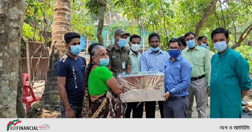 বীরাঙ্গনা মায়া রানীকে ঘর দিচ্ছেন ফরিদপুর ডিসি
