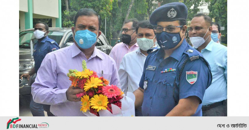 জনপ্রশাসন মন্ত্রণালয়ের সিনিয়র সচিবকে ফুলেল শুভেচ্ছা জানালেন সাতক্ষীরার পুলিশ সুপার
