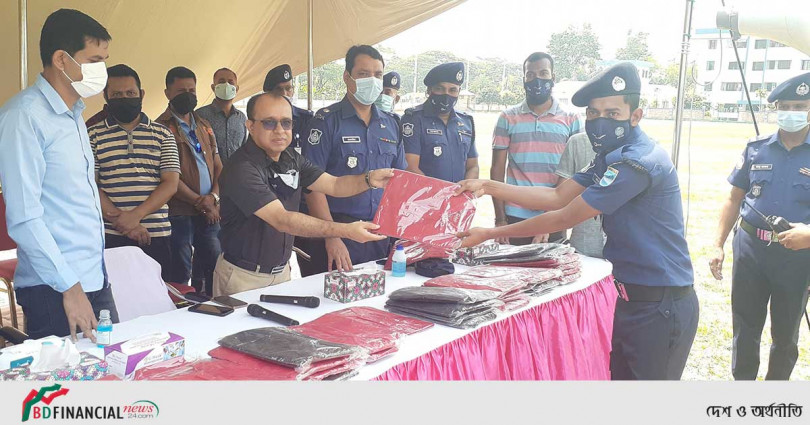 শরীয়তপুর জেলা পুলিশের সকল সদস্যের মাঝে শুভেচ্ছা ও ঈদ উপহার প্রদান করলেন পুলিশ সুপার