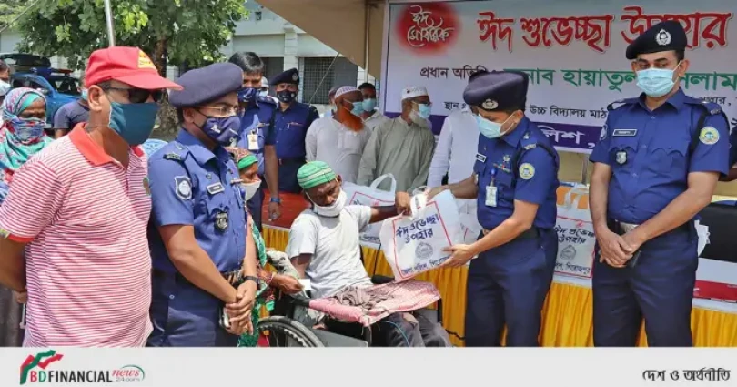 পিরোজপুরে জেলা পুলিশের উদ্যোগে অসহায় ও কর্মহীনদের মাঝে ঈদ সামগ্রী বিতরণ