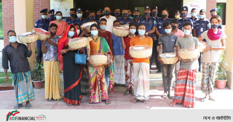 উত্তরণ ফাউন্ডেশন ও নওগাঁ জেলা পুলিশের সৌজন্যে তৃতীয় লিঙ্গের সদস্যদের মাঝে ঈদ উপহার সামগ্রী বিতরণ