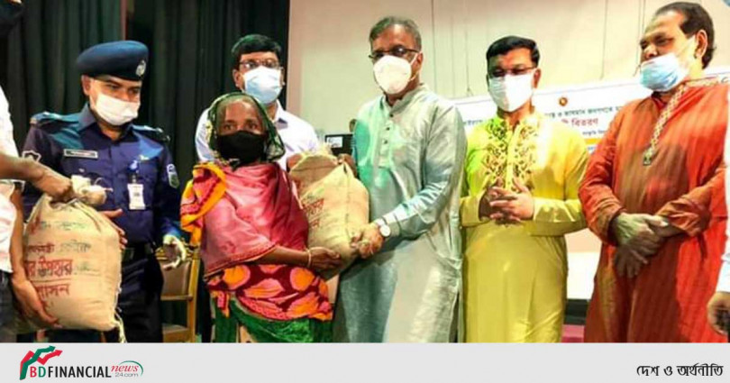 ময়মনসিংহে করোনা ভাইরাসে ক্ষতিগ্রস্ত ৬০০ জন দরিদ্র পেল প্রধানমন্ত্রীর উপহার