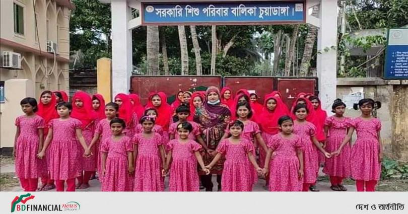 ৬৩ শিশুকে ঈদের নতুন পোষাক উপহার দিলেন চুয়াডাঙ্গার পুলিশ সুপার
