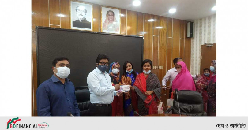 বগুড়ায় ১০০ নিম্ন আয়ের মহিলা শ্রমিককে প্রধানমন্ত্রীর উপহার