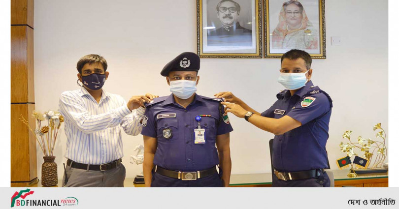 পদোন্নতিপ্রাপ্ত সহকর্মীকে র‌্যাংক ব্যাজ পরালেন যশোরের পুলিশ সুপার