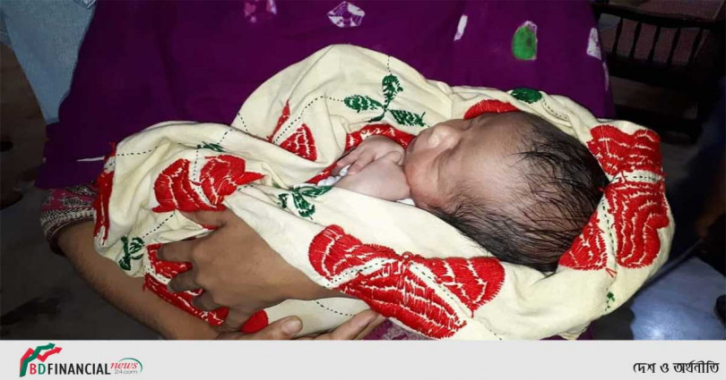 ১৪ ঘণ্টা পর নবজাতককে মায়ের কোলে ফিরিয়ে দিলো নরসিংদী মডেল থানা পুলিশ