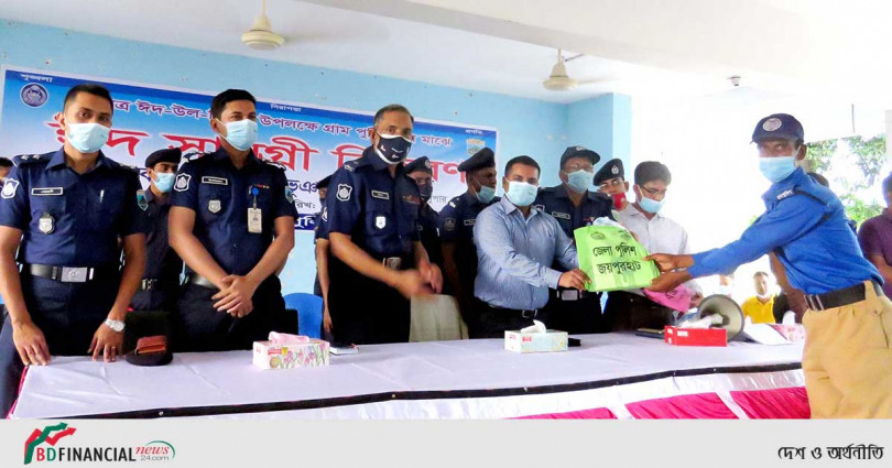 জয়পুরহাটে গ্রাম পুলিশদের মাঝে ঈদ সামগ্রী বিতরণ