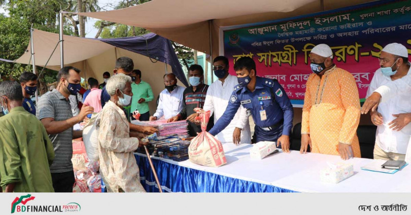 আঞ্জুমান মুফিদুল ইসলাম এর অর্থায়নে ত্রাণ বিতরণ অনুষ্ঠানে খুলনার পুলিশ সুপার