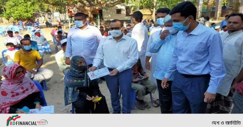 স্বাস্থ্যবিধি ও সামাজিক দূরত্ব বজায় রেখে টেকনাফে প্রধানমন্ত্রীর ঈদ উপহার বিতরণ