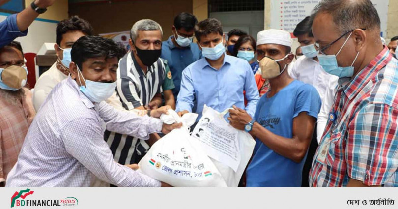 কর্মহীন অসহায় পরিবারের মাঝে প্রধানমন্ত্রীর উপহার বিতরণ করলেন ঢাকার জেলা প্রশাসক