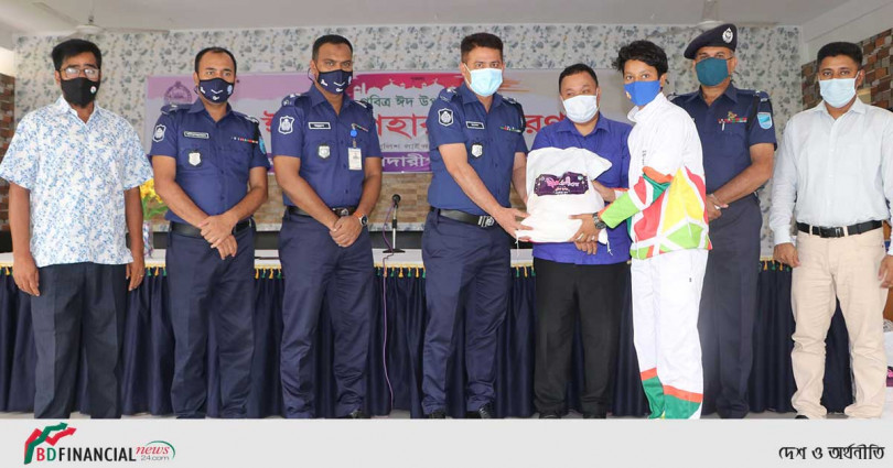 ঈদুল ফিতর উপলক্ষে শুভেচ্ছা উপহার বিতরণ করলেন মাদারীপুরের পুলিশ সুপার
