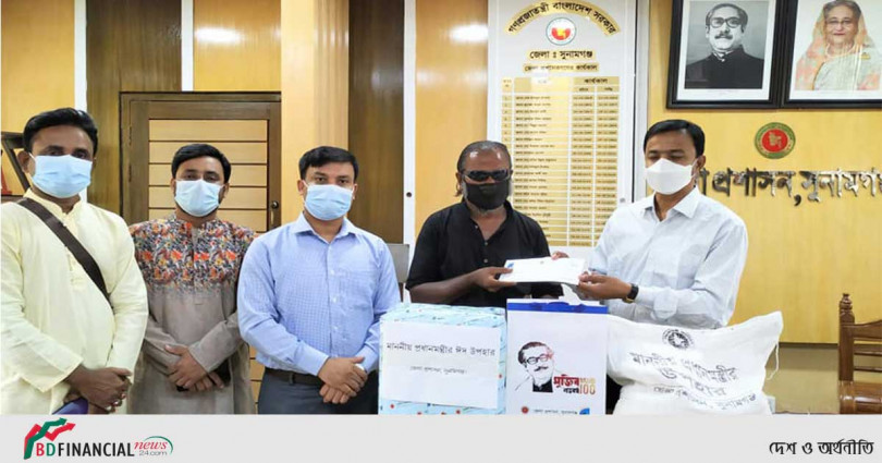 প্রধানমন্ত্রীর ঈদ উপহার পেলেন দৃষ্টি প্রতিবন্ধী বাউল শিল্পী গোলাপ মিয়া