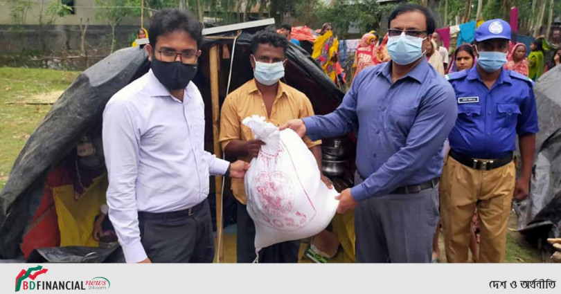 অসহায় ও কর্মহীন বেদে পরিবারে সহায়তা দিলেন গাইবান্ধার জেলা প্রশাসক