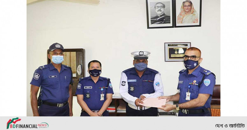 সড়কে কুড়িয়ে পাওয়া টাকা মালিককে ফেরত : কনস্টেবলকে পুরস্কৃত করলেন নোয়াখালীর পুলিশ সুপার