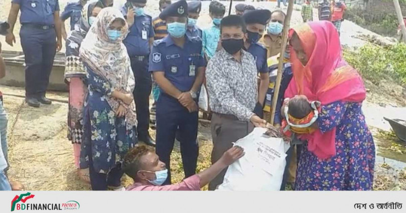 মুন্সিগঞ্জে বেদে সম্প্রদায় ও তৃতীয় লিঙ্গের মাঝে ঈদ সামগ্রী বিতরণ করলেন ডিআইজি হাবিবুর রহমান
