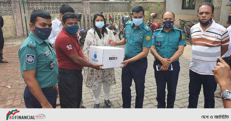 ডিএমপি কমিশনারের উপহার পৌছে দিলেন ডিসি ওয়ারী শাহ ইফতেখার আহমেদ