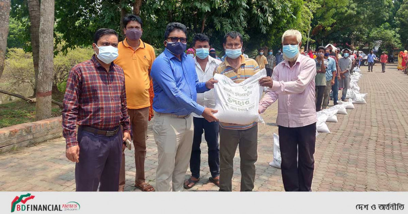 বগুড়ায় সংবাদপত্র হকারদের মাঝে মাননীয় প্রধানমন্ত্রীর উপহার বিতরণ